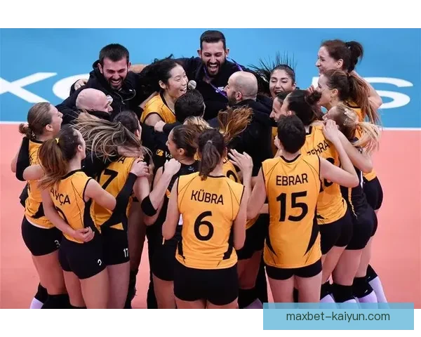 土耳其球迷氛围火爆，赛事期间表现稳健引人瞩目